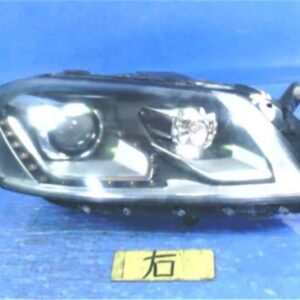 Right Headlight VOLKSWAGEN Passat 2012 DBA-3CCAX